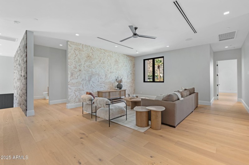 35-web-or-mls-6230-e-hillcrest-blvd