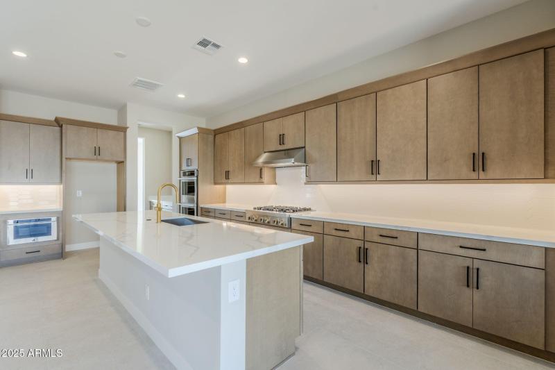 Kitchen W Ample Storage Space