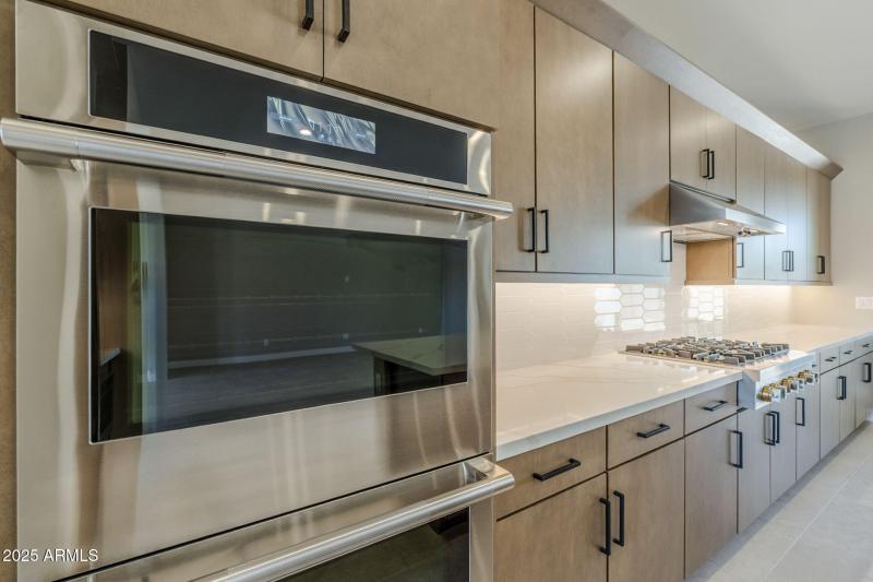 Kitchen W Neutral Backsplash