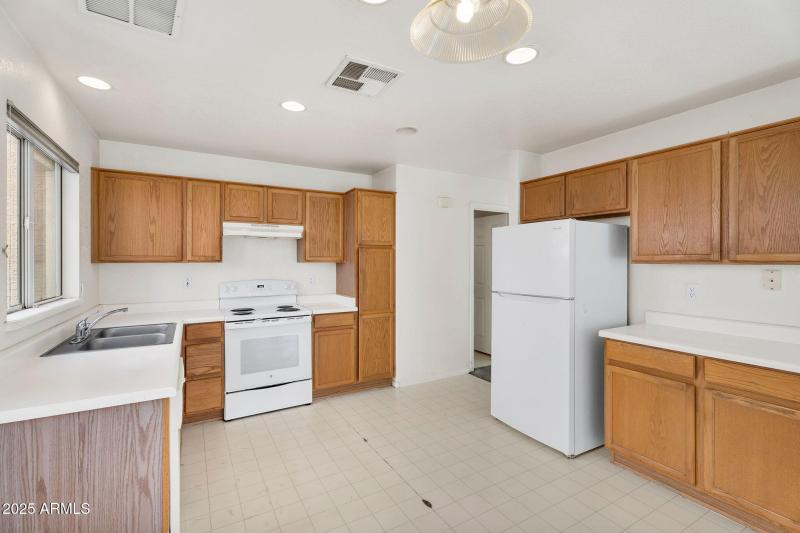 10-web-or-mls-2905 E Glenhaven Dr-13