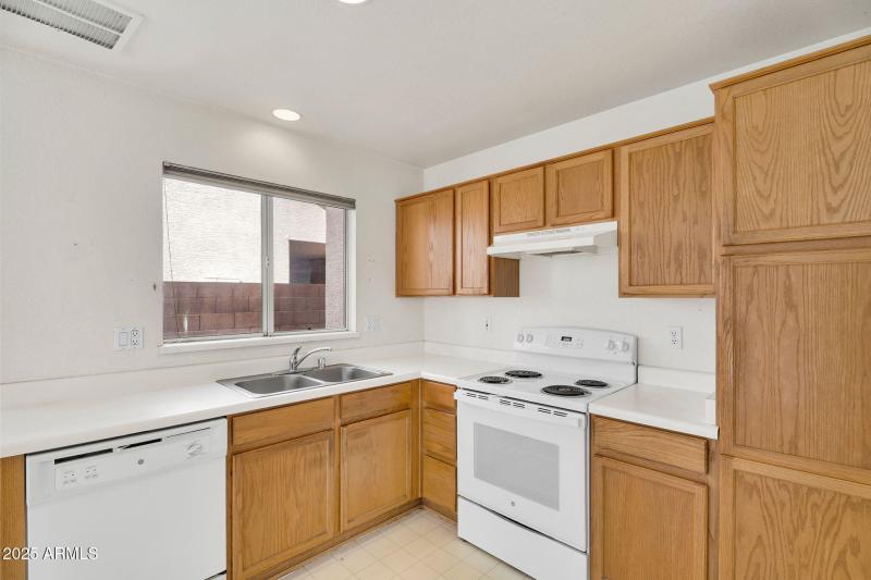 11-web-or-mls-2905 E Glenhaven Dr-14