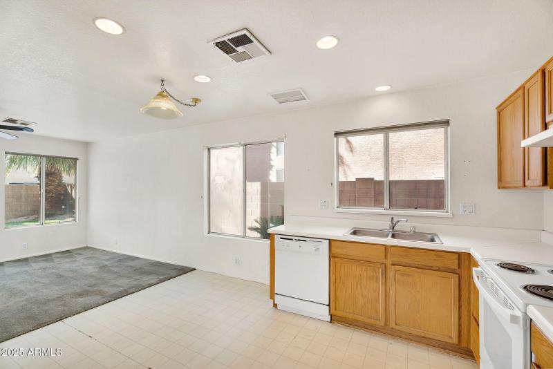 12-web-or-mls-2905 E Glenhaven Dr-15