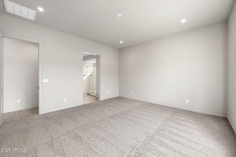 21-Primary Bedroom (2)