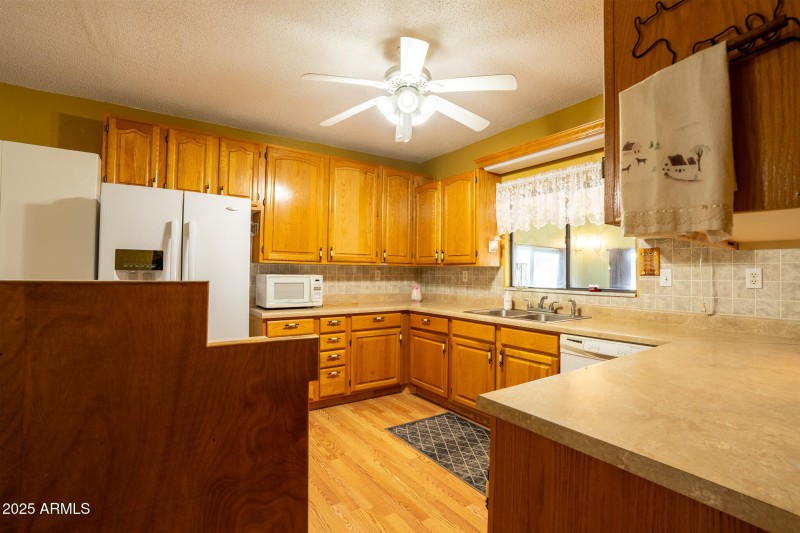 7RV06295-HDR-2 (1) 18870 kitchen 5