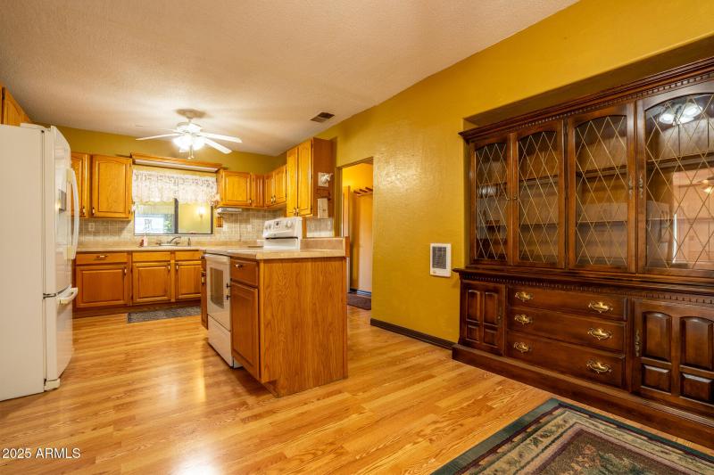 7RV06215-HDR-2 18870 kitchen 1
