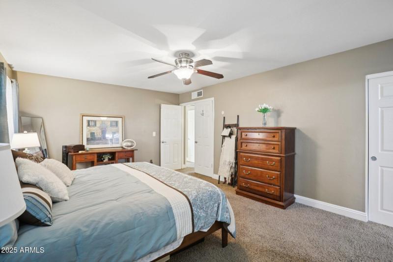 23-web-or-mls-W Portobello Ave-L0111-023