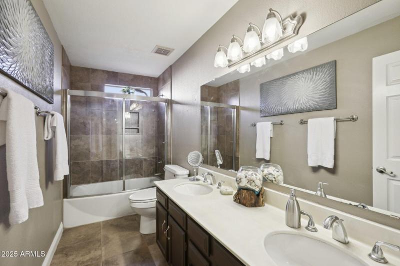 24-web-or-mls-W Portobello Ave-L0111-024