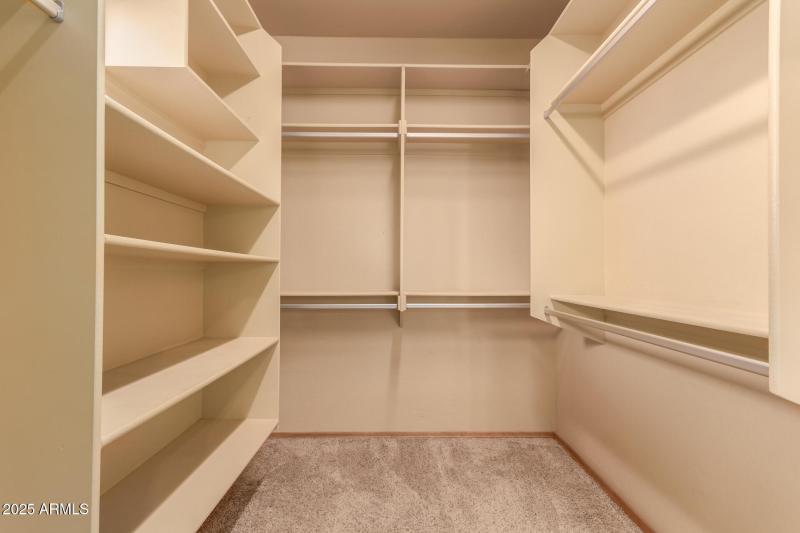 WALK-IN CLOSET