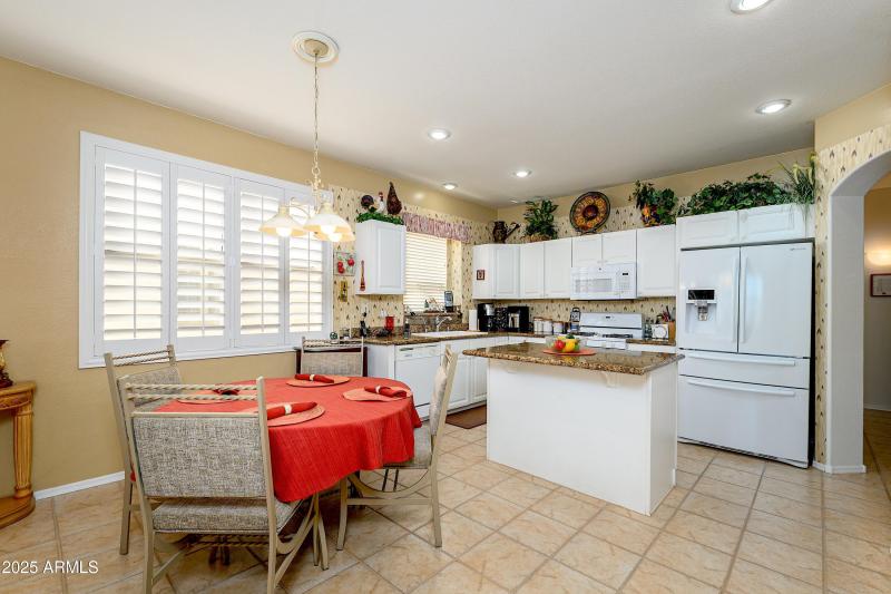 Spacious Kitchen w/Island