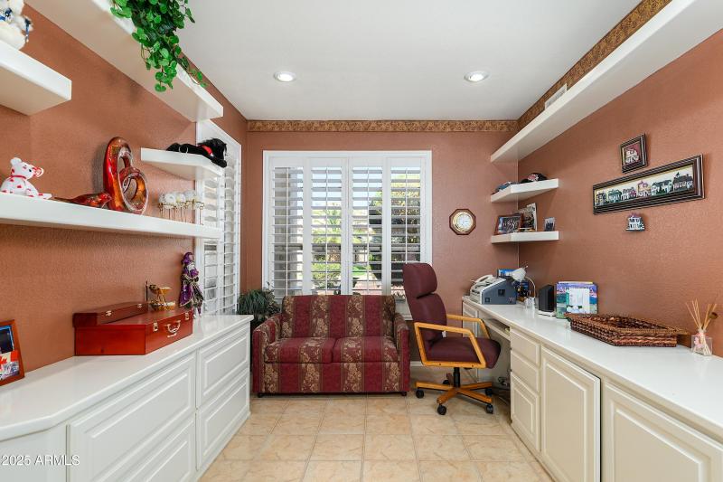 Office/Den w/Built-Ins