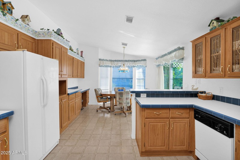 Kitchen looks to Dinette