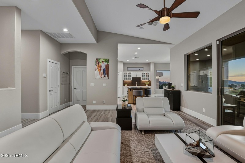 30-web-or-mls-18422 N 14th St Phoenix, A