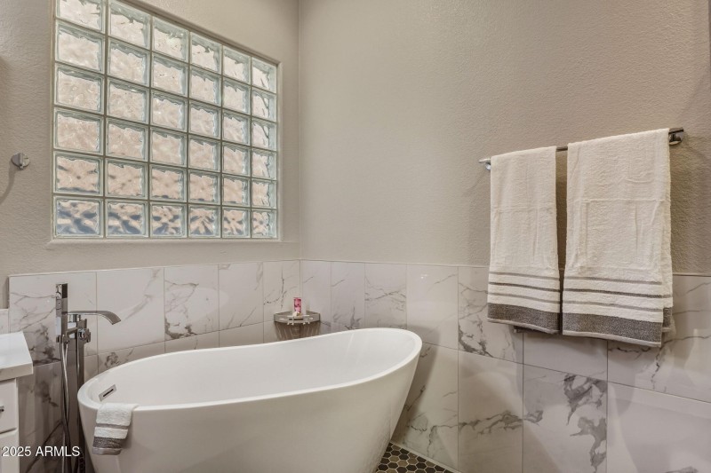 63-web-or-mls-18422 N 14th St Phoenix, A