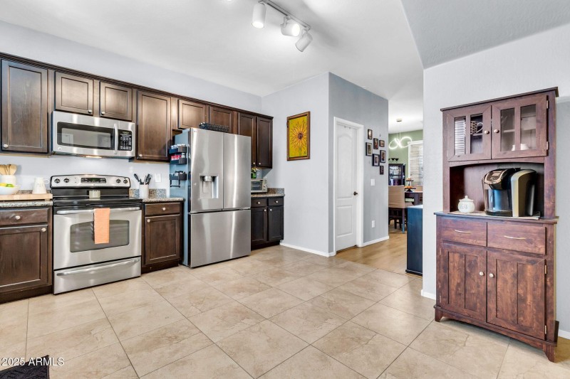 4131 E Oakland St-14