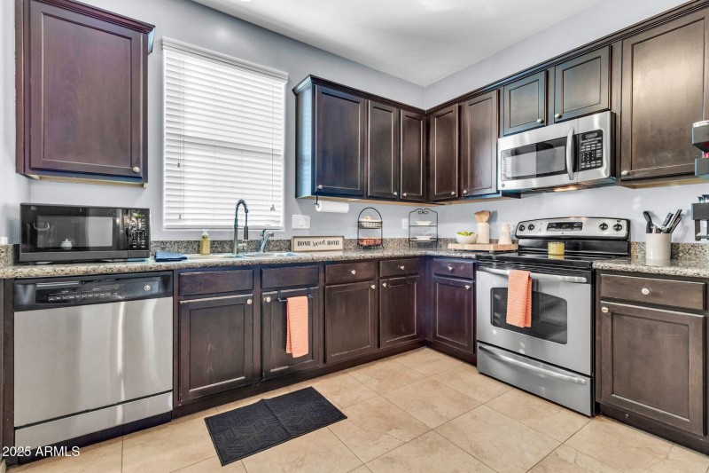 4131 E Oakland St-16