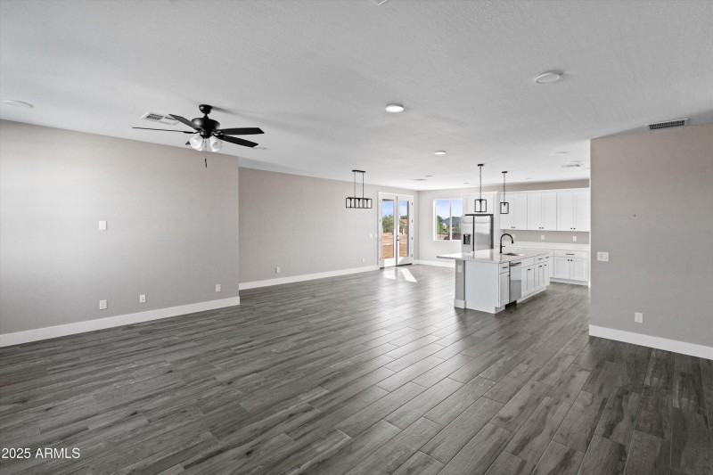 05-Living too Kitchen