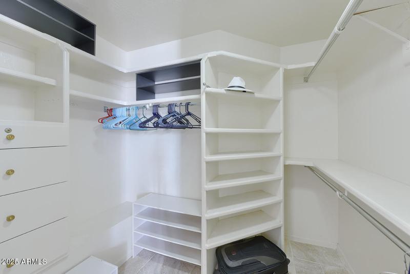 WALK-IN CLOSET