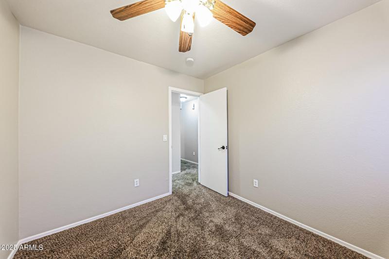 12-photo-Bedroom-c6990bbb-4840-4496-85ea