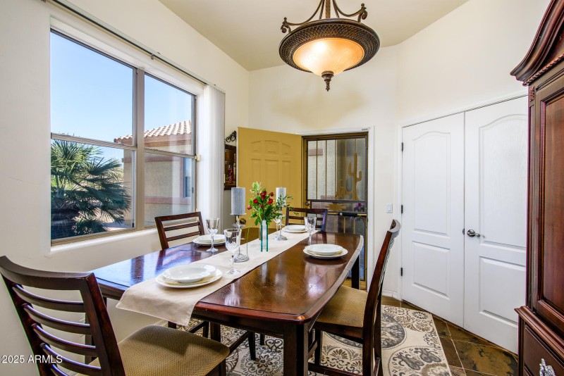 Beautiful eat in kitchen