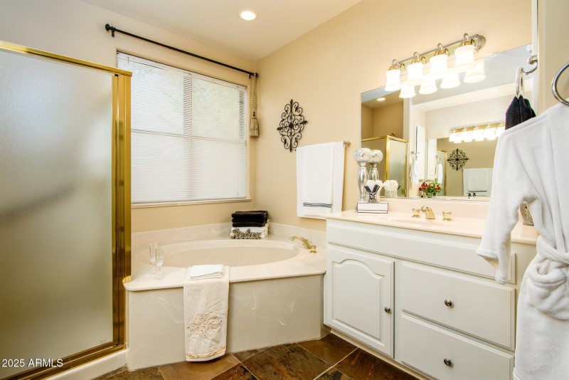 Primary Bath features: