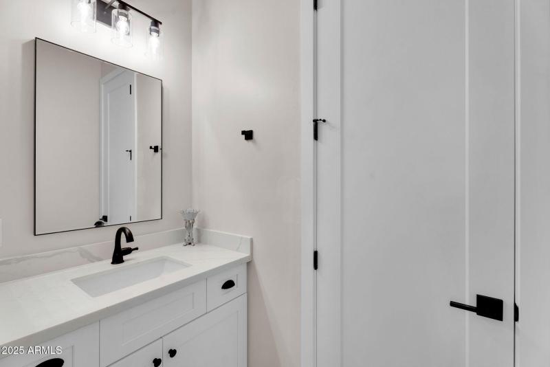 49-web-or-mls-4072 E Weston Ln -46