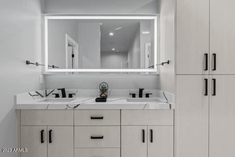 large-9ed804f2-dbce-4b96-a187-7b28ed27e0