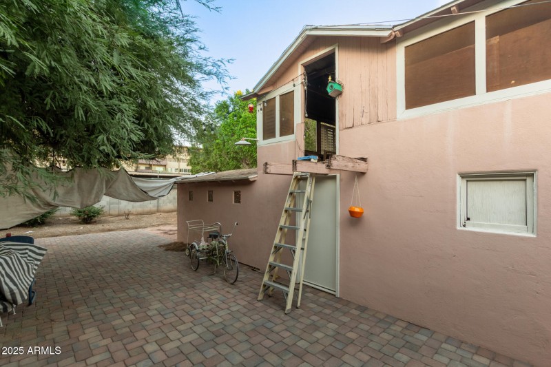 Windsor Carriage House From Side