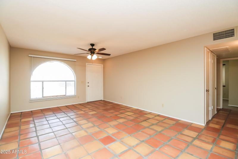 1005755.652 W SIERRA VISTA DR - Living R