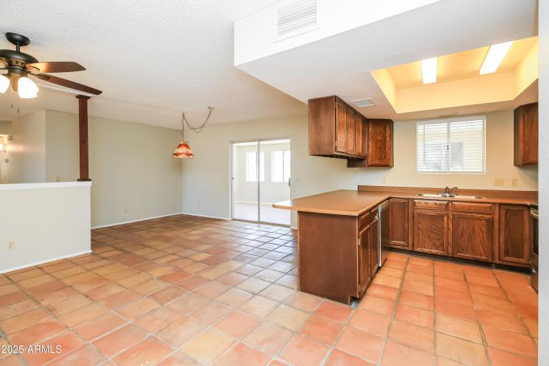 1005755.652 W SIERRA VISTA DR - Living R