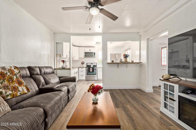 Guest LR to kitchen - 9th