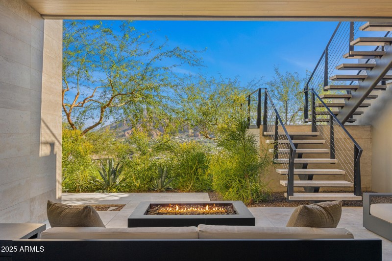 37guest bedroom patio