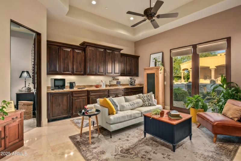 60-Guest House Living