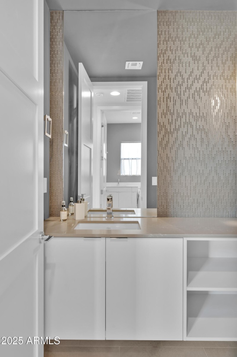 10929 E North Ln MLS-132