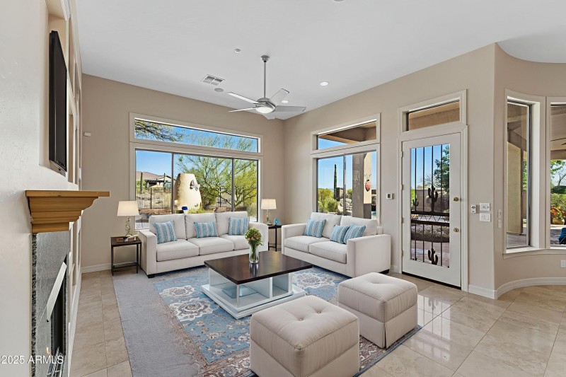 41601 N River Bend - Living Room