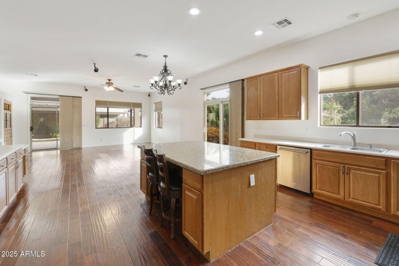 custom size island w eating nook