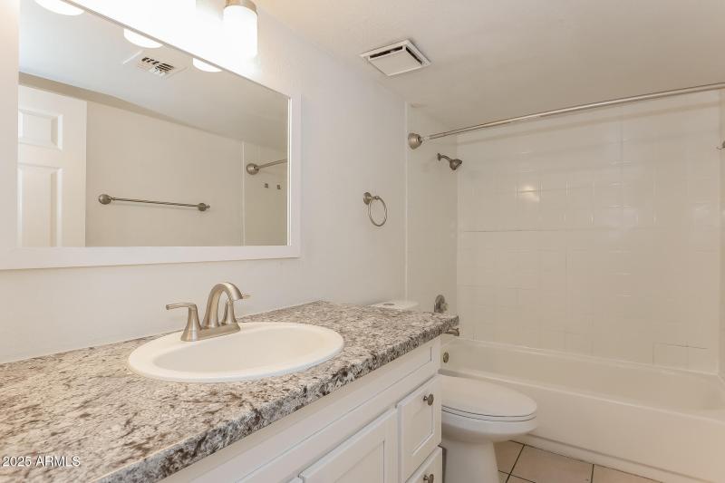 14-photo-Bathroom-17bc0f09-35ec-4e21-8d4