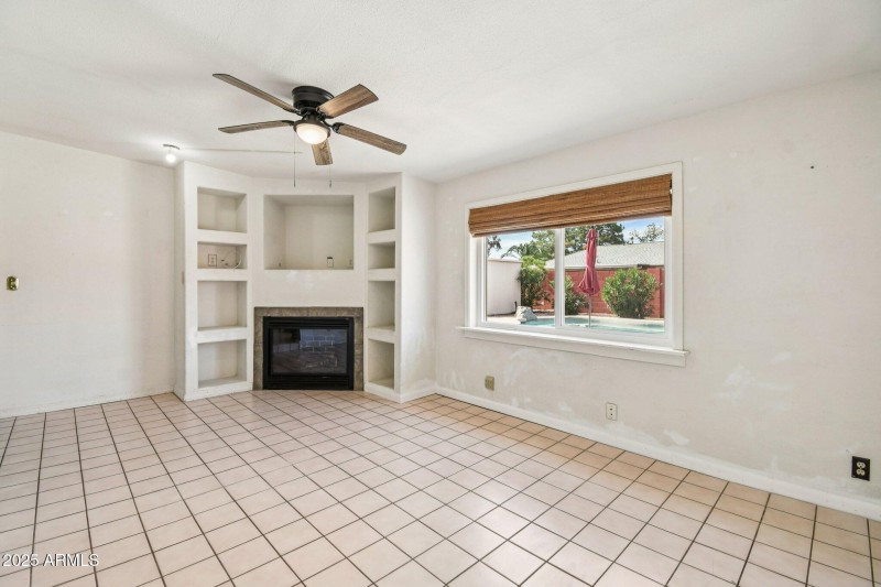 6-web-or-mls-N 62nd Ave-S0411-006