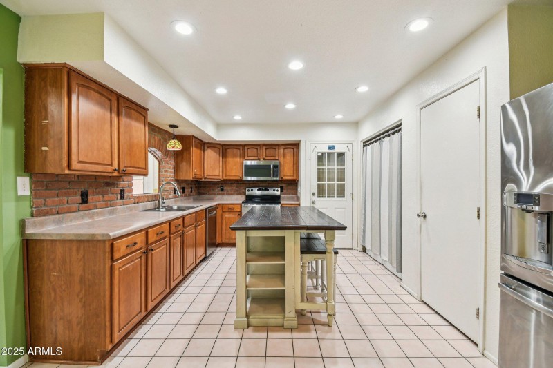 9-web-or-mls-N 62nd Ave-S0411-009