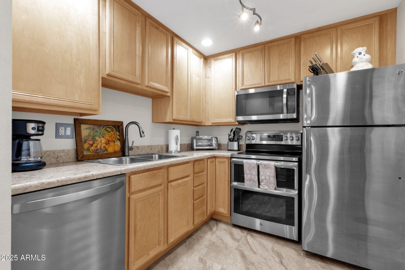 16-web-or-mls-4354-n-82nd-st-172