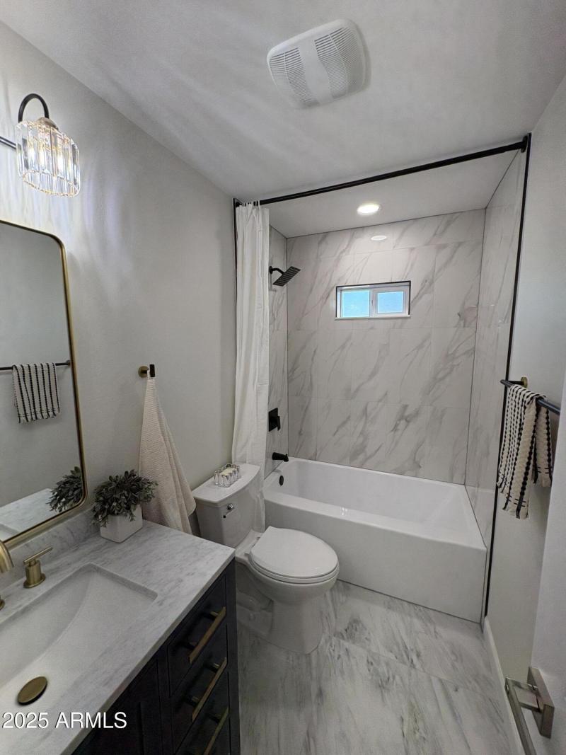 Bathroom 2-Tub
