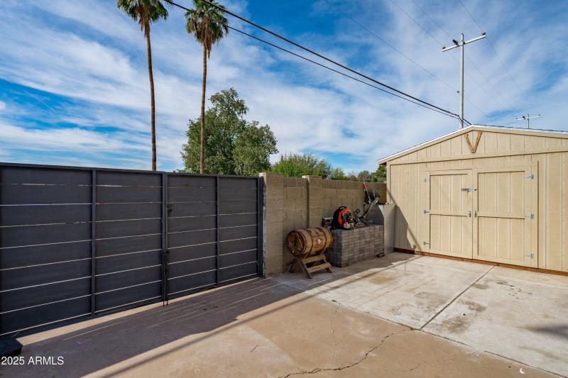 41-Storage and Side Gate