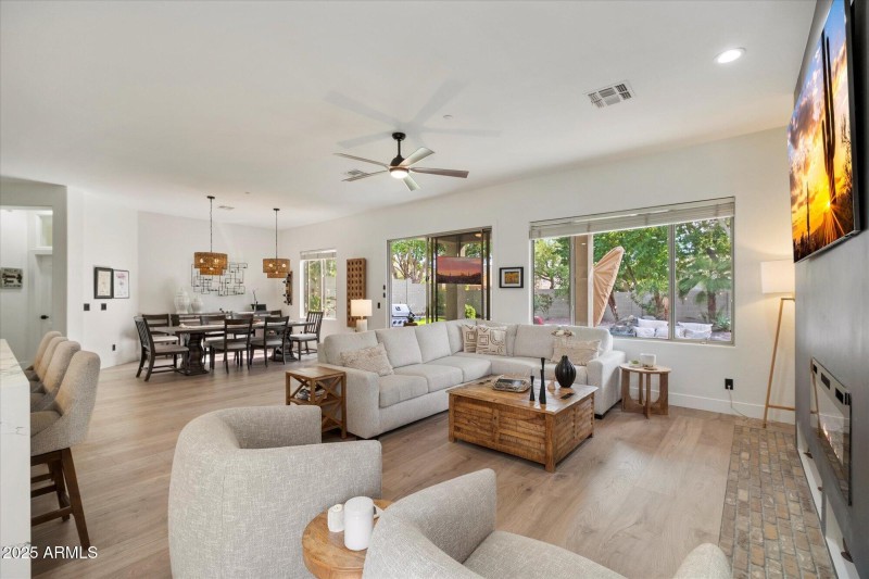 06-SHEENA Bright & Spacious