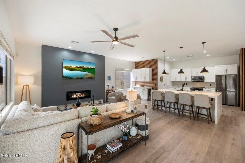 07-SHEENA Family Room