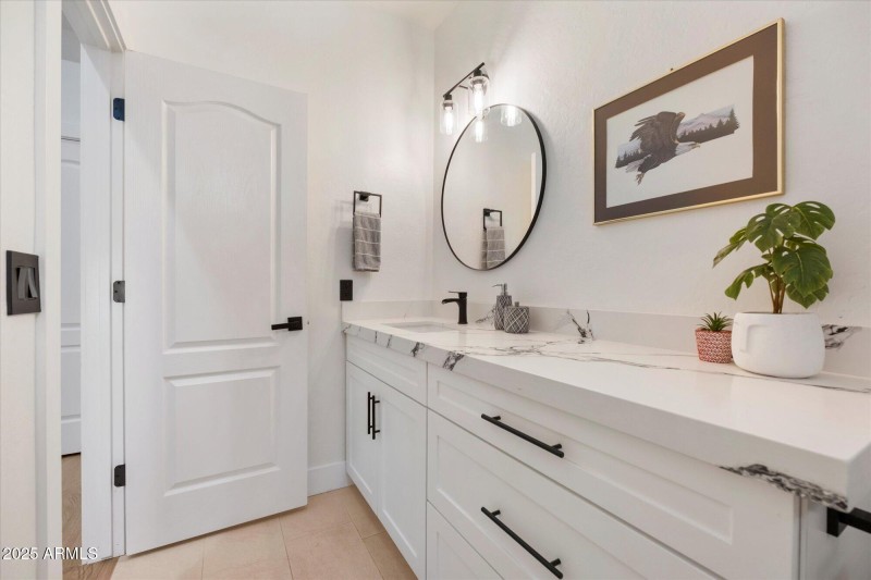 20 SHEENA BATHROOM 2