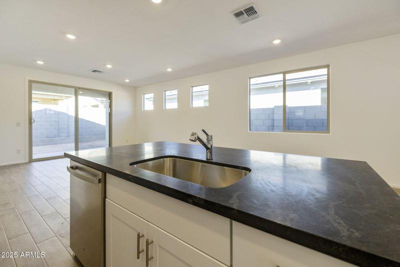 BEAUTIFUL KITCHEN ISLAND