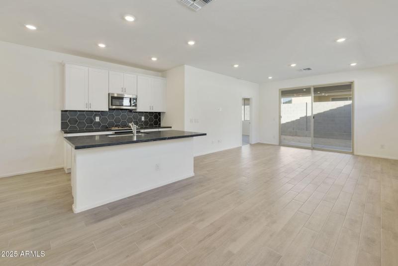 KITCHEN / GREAT ROOM