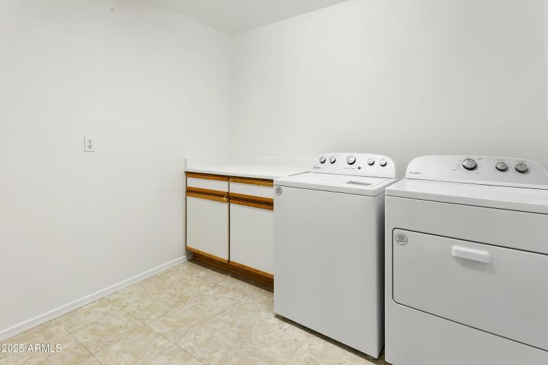 LARGE LAUNDRY ROOM