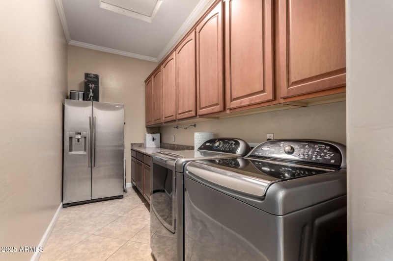 Large Laundry w/Cabinets