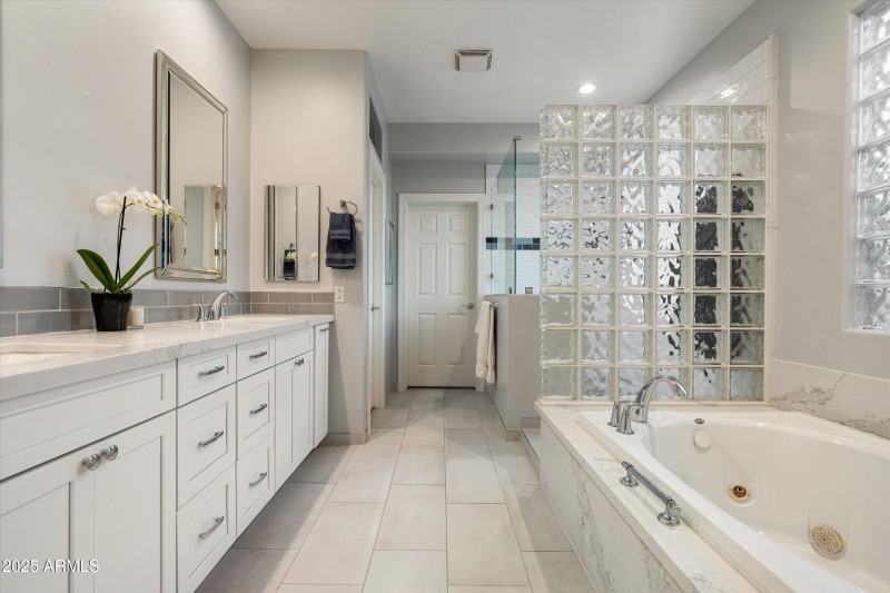 21-10836 N 95th Pl (22 of 64)