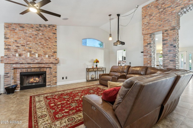 6-web-or-mls-4740-e-villa-maria-dr